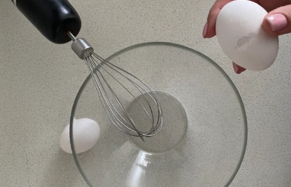 Белки следует взбивать отдельно.