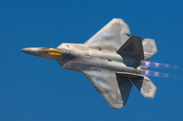 Американський винищувач F-22 Raptor. Фото: wikimedia.org Американский истребитель F-22 Raptor. Фото: wikimedia.org