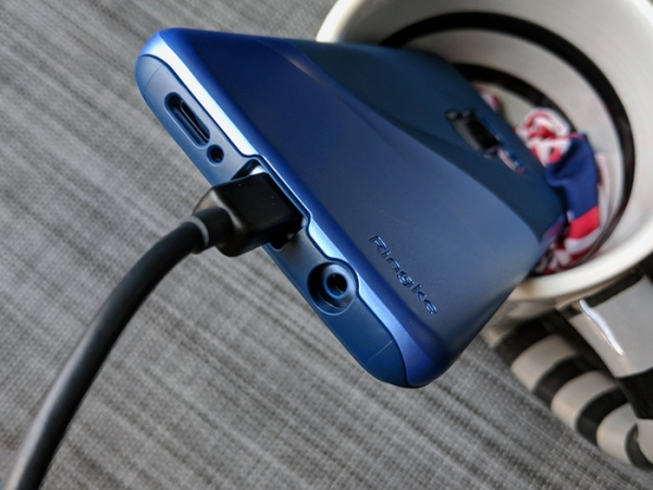 Даремно так критикують сторонні зарядки. /Фото: androidcentral.com Зря так критикуют сторонние зарядки. /Фото: androidcentral.com