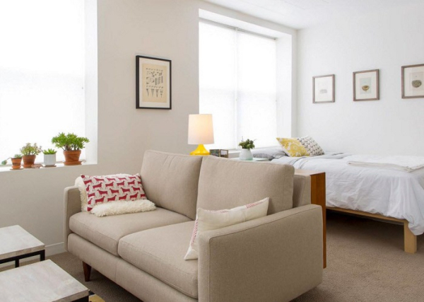 Установите диван по центру комнаты. / Фото: yapokupayu.ru