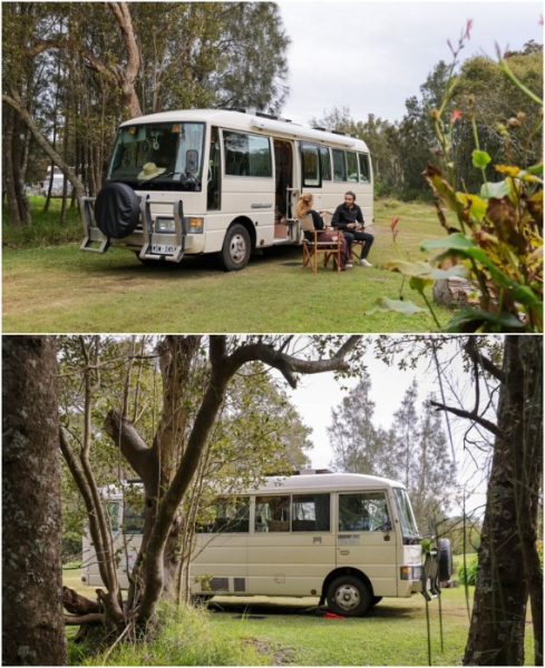 Пара ведет кочевой образ жизни.