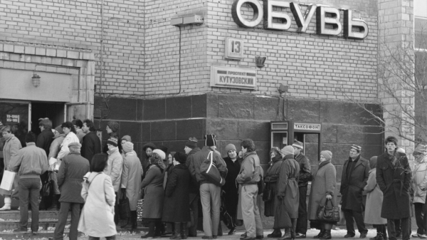 Высокие кожаные сапожки - мечта советской женщины. / Фото: m24.ru 