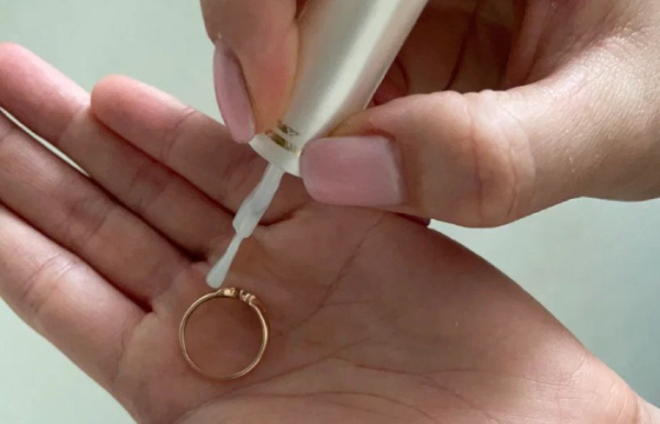 Прозрачный лак защитит ваши кольца.