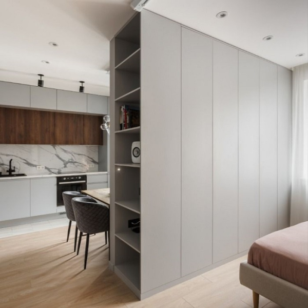 Установите шкаф между кухней и гостиной. / Фото: interierno.com