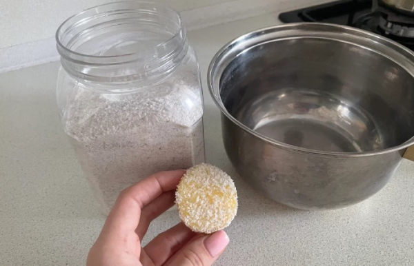 Обычная картошка с солью отлично отмоют нагар.