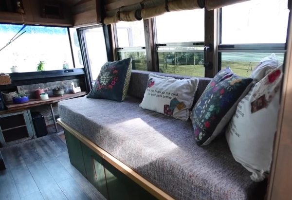 Гостиная Miss Daisy. | Фото: tinyhousetalk.com.