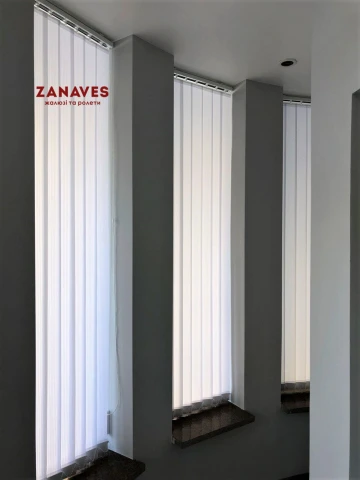 Жалюзи вертикальные тканевые как часть интерьерной композиции