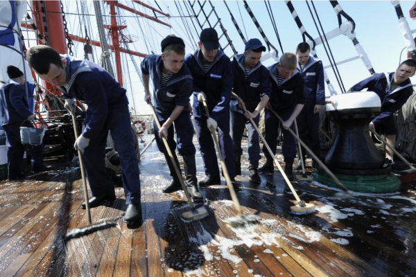 Даже после отмены приказа, палубы продолжили драить.