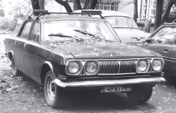 «Чотири очі»: звідки в СРСР бралися дивні ГАЗ-24 з парними фарами