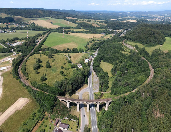 Залізниця на віадуку Фото: pl.wikipedia.org Железная дорога на виадуке Фото:pl.wikipedia.org