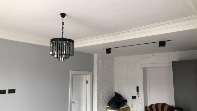 Навіщо у вітальні потрібен стельовий плінтус: і чому його часто клеять неправильно 9