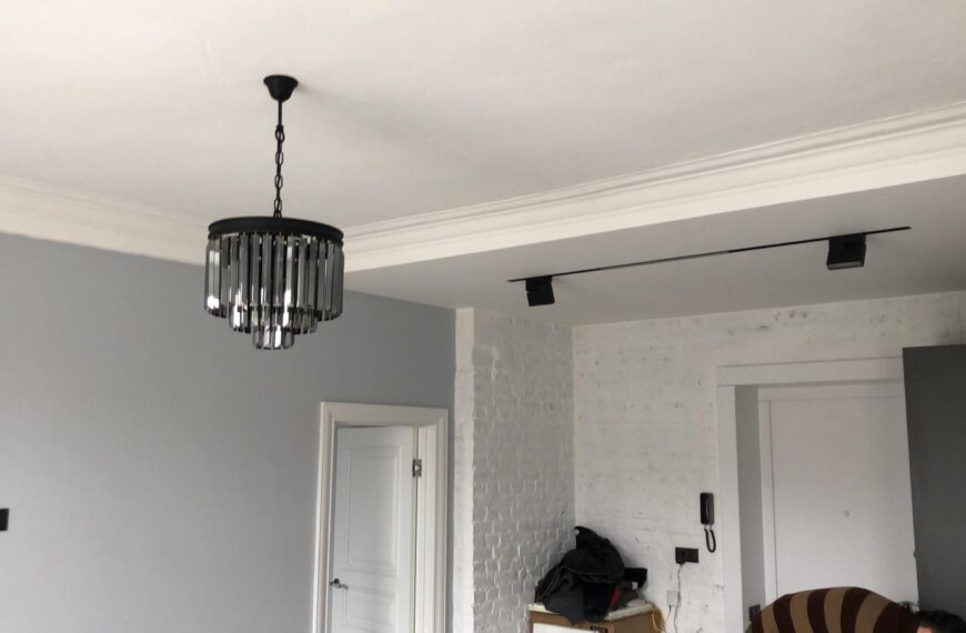 Навіщо у вітальні потрібен стельовий плінтус: і чому його часто…