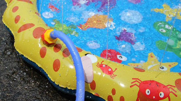 Бассейн можно поставить прямо на старый ковер. / Фото: m.onlinetrade.ru 