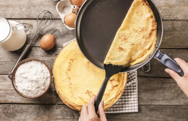 Чому ми смажимо млинці, а говоримо «печемо», і як це слово стало…