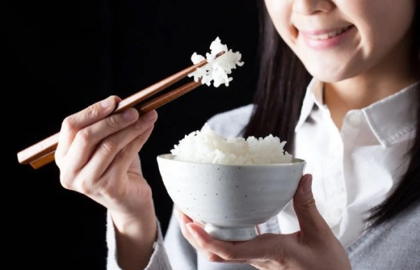 Чому на Сході їдять паличками, а не вилками