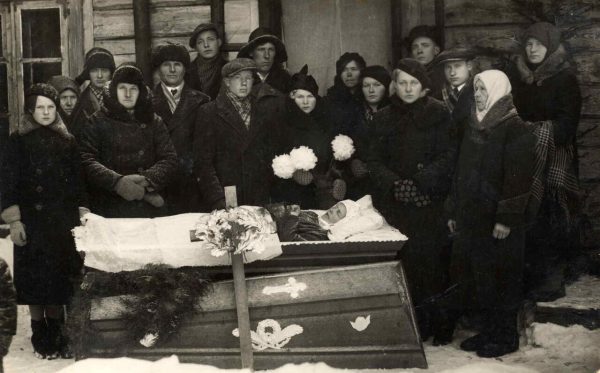 В СССР нужно было обязательно сделать фото усопшего.  Фото: humus.livejournal.com.