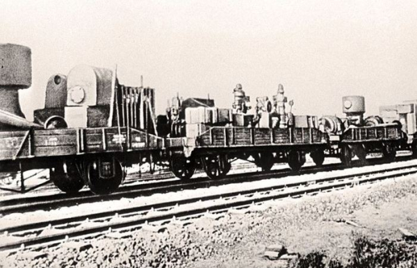 Евакуація промисловості – велика справа. /Фото: rg.ru. Эвакуация промышленности – великое дело. /Фото: rg.ru.