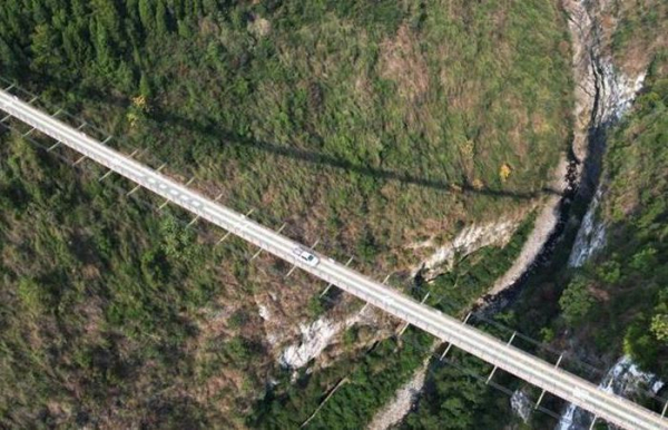 Подвесной мост не так хлипок, как кажется. /Фото: russian.people.com.cn. 