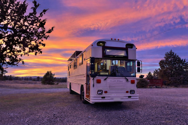 Крышу автобуса подняли на 50 сантиметров. | Фото: autoevolution.com.
