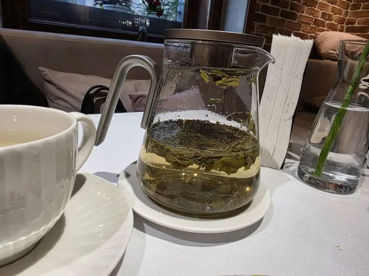 Що не можна поєднувати із зеленим чаєм: помилка, яка зводить його користь&hellip;