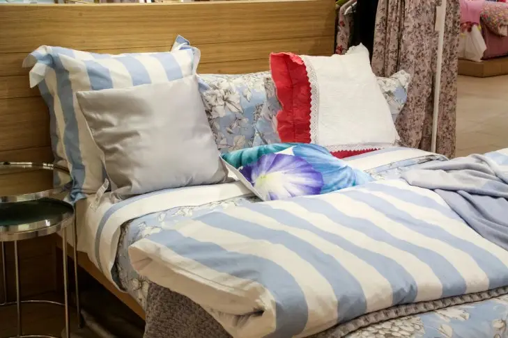 Коли міняти постільну білизну насправді: графік, схвалений дерматологами