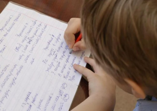 Красивий рукописний текст почерк у дитини. Наскільки це реально?