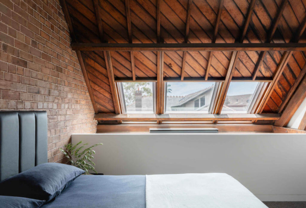 Головна спальня на лофті The Church Residence. | Фото: michiruhigginbotham.com.au. Главная спальня на лофте The Church Residence. | Фото: michiruhigginbotham.com.au.