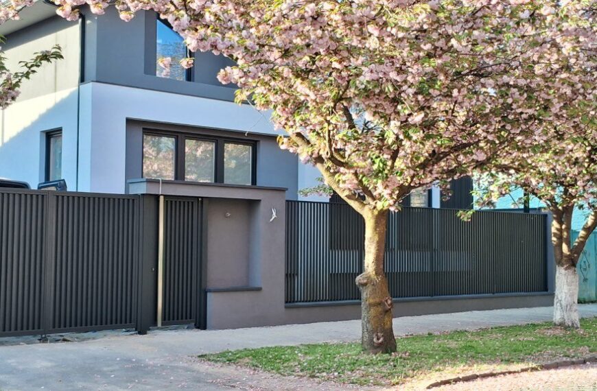 Паркан ранчо — сучасна металева огорожа для стильних і практичних…