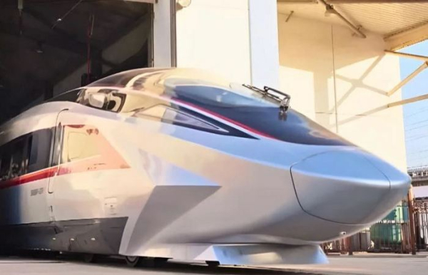 У Китаї створили поїзд, здатний рухатися зі швидкістю гоночного боліда