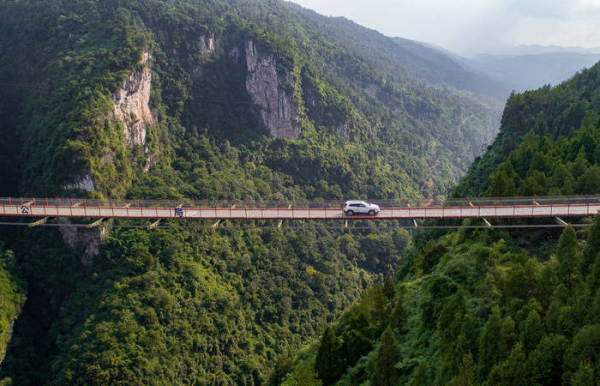 Китайський «паперовий» міст над 300-метровою прірвою, один вид якого змушує здригнутися