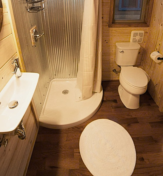 Упорядкована ванна кімната. | Фото: homecrux.com. Благоустроенная ванная комната. | Фото: homecrux.com.