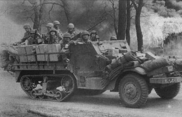 Американская пехота верхом на бронетранспортёр М3. /Фото: parkpatriot.ru. 