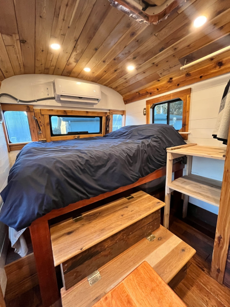 Уютная спальня. | Фото: tinyhomebuilders.com.