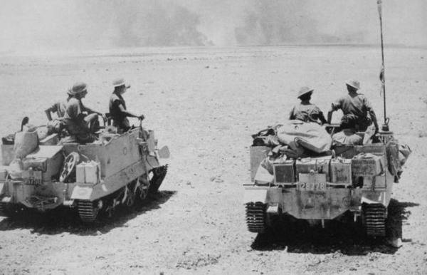 Британские солдаты верхом на БТР Юниверсал Кариер где-то в Африке. /Фото: waralbum.ru. 