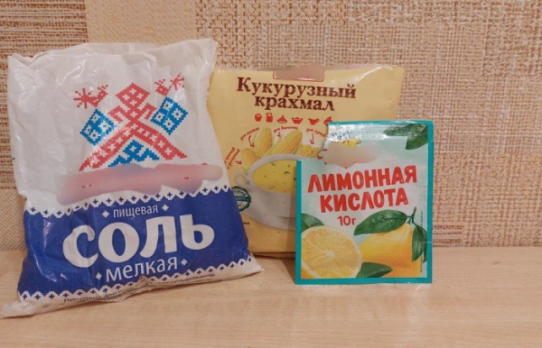 Навіщо речі замочувати в крохмалі, а м'які меблі натирати зубною пастою: домашні поради щодня