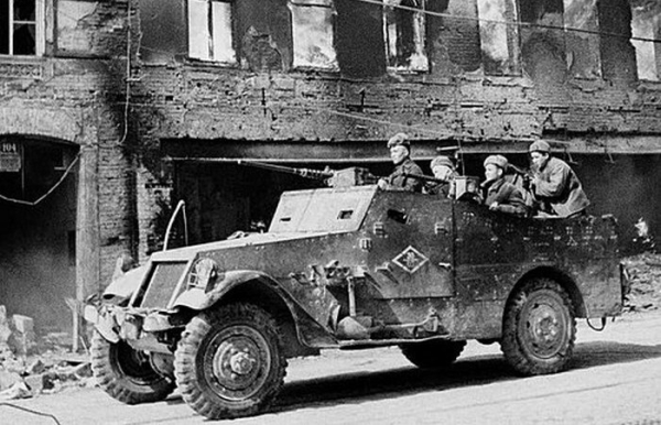 Красноармейцы на ленд-лизовском американском БТР М3А1 «Скаут». /Фото: en.wikipedia.org. 