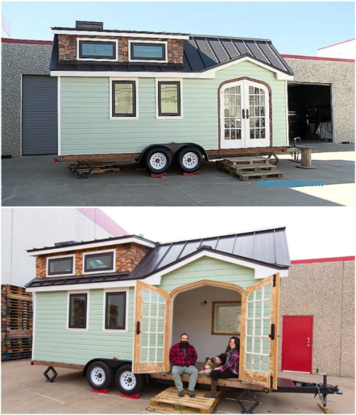 Французская дверь стала украшением домика.