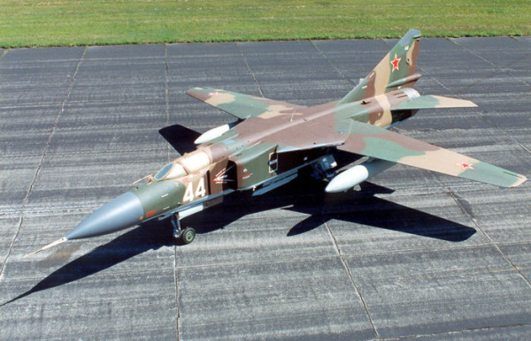 Які переваги давало крило стріловидності, що змінюється радянському винищувачу МіГ-23