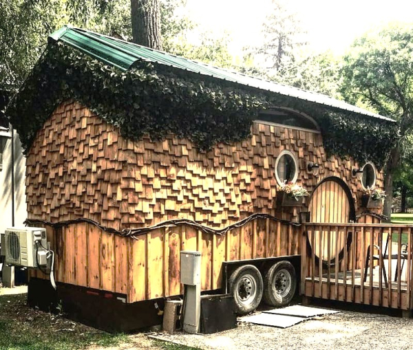 Дерев'яна черепиця та плющ прикрашають фасад. Деревянная черепица и плющ украшают фасад.