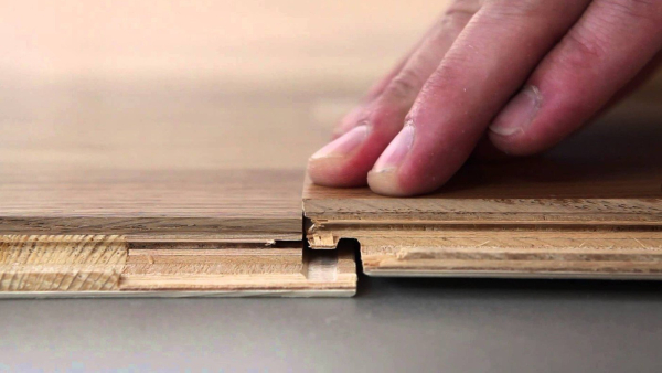 Неправильно встановлені замки можуть викликати скрип мостин. Фото: idei.club. Неправилньо установленные замки также могут вызвать скрип половиц. Фото: idei.club.