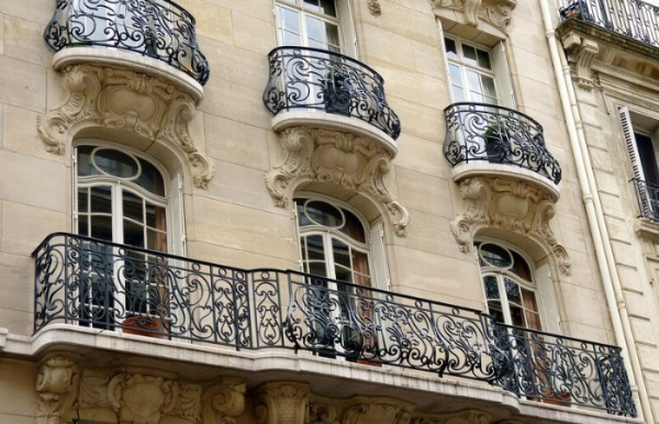 Для чого потрібні маленькі французькі балкончики, якщо на них навіть не можна вийти