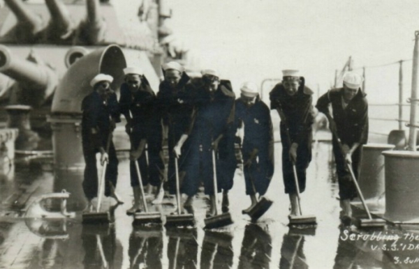 Англичане надраили палубу и выиграли сражение.