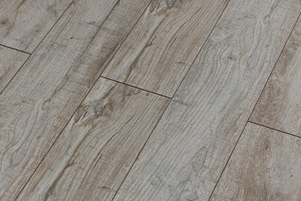 Скрип може виникнути через нерівності під основою. Фото: parket-step.ru. Скрип может возникнуть из-за неровностей под основанием. Фото: parket-step.ru.