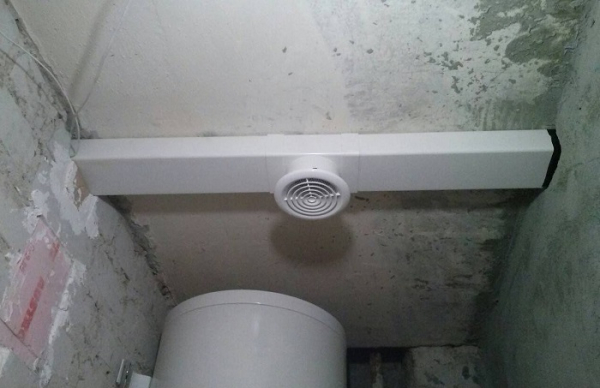 Вытяжной вентилятор в ванной комнате. / Фото: uralds.ru