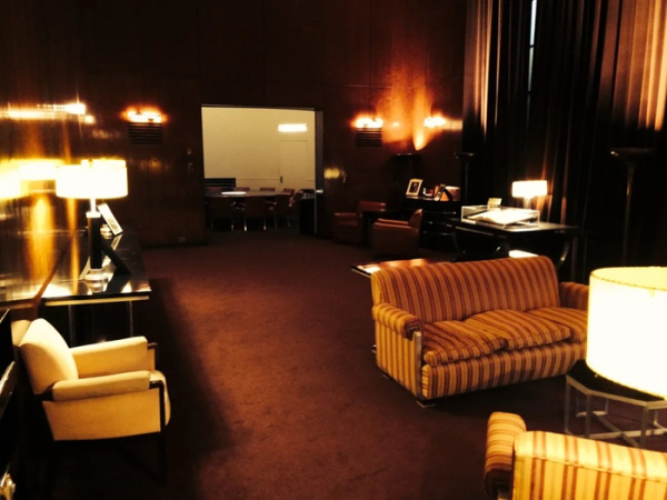 Общий вид на гостиную в апартаментах Radio City Music Hall. /Фото: atlasobscura.com