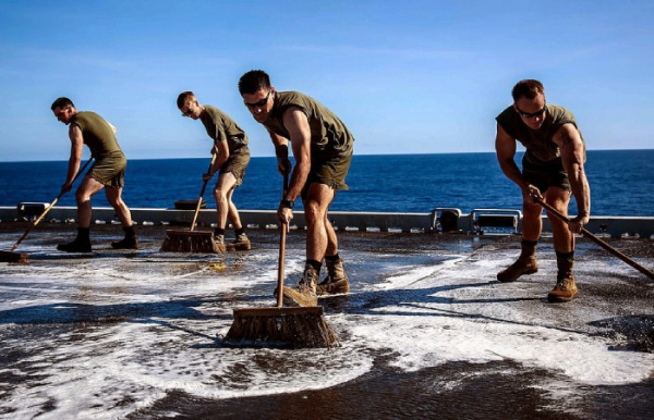 Матросы драили палубы в любую погоду. 