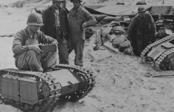 Американские сапёры с трофейными минами. /Фото: slashgear.com. 