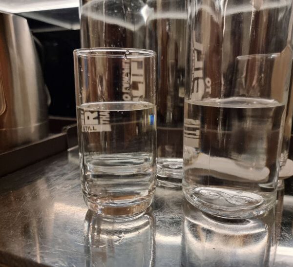 Як багато води потрібно пити саме вам: формула, заснована на вазі, яка позбавить набряків і сухості