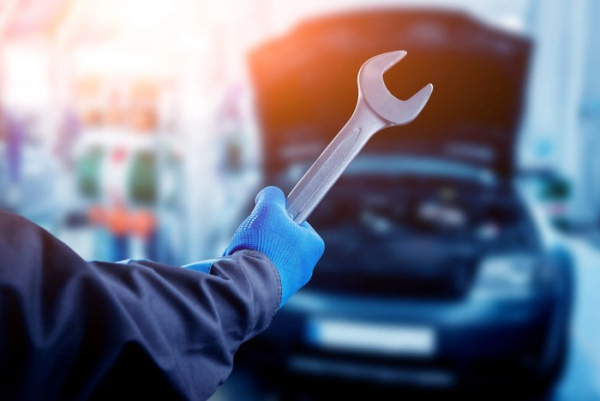 Когда срок гарантийного ремонта подходит к концу, обслуживать машину становится сложнее. Фото: saenko-group.ru