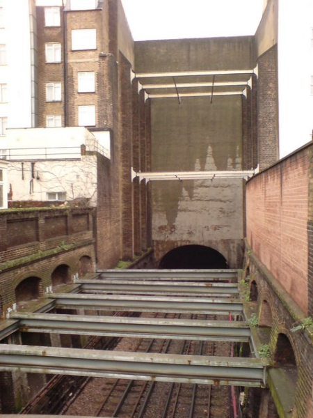 Что скрывается за фасадом Фото:de.wikipedia.org